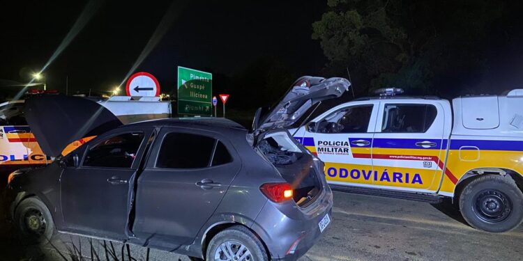Polícia Militar recupera carro roubado após perseguição na MG-050 entre Formiga e Pimenta