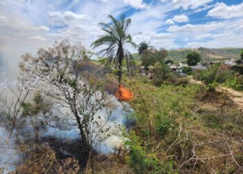 Corpo de Bombeiros combate incêndio no bairro Recanto da Praia em Formiga