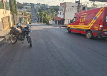 Cabo de fibra óptica em via pública provoca queda de motociclista em Formiga