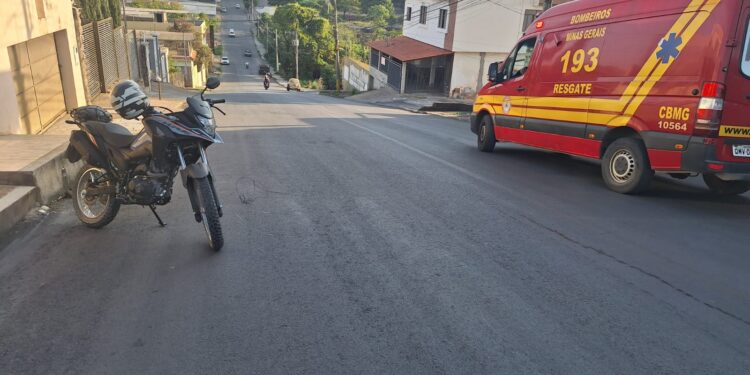 Cabo de fibra óptica em via pública provoca queda de motociclista em Formiga