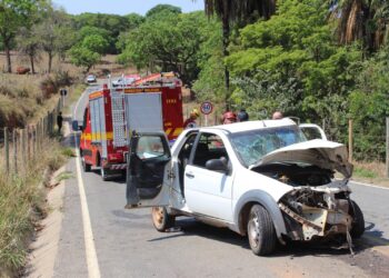 Grave acidente em Carmo do Cajuru deixa quatro pessoas feridas