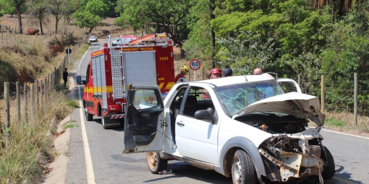 Grave acidente em Carmo do Cajuru deixa quatro pessoas feridas