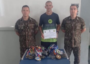 Ex-atirador Douglas Lisandro, atleta de referência, realiza palestra motivacional no Tiro de Guerra de Formiga