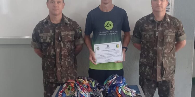 Ex-atirador Douglas Lisandro, atleta de referência, realiza palestra motivacional no Tiro de Guerra de Formiga