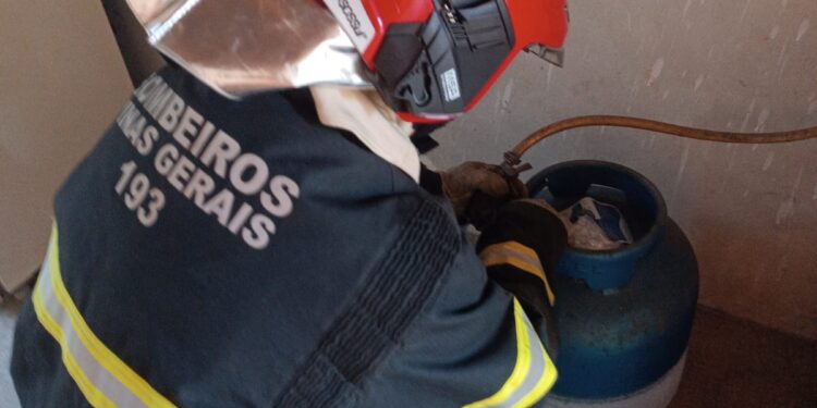 Bombeiros contêm vazamento de gás com risco de explosão no bairro Sagrado Coração de Jesus