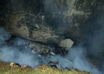 Bombeiros combatem incêndio em área com descarte irregular de lixo no bairro Rosário em Formiga