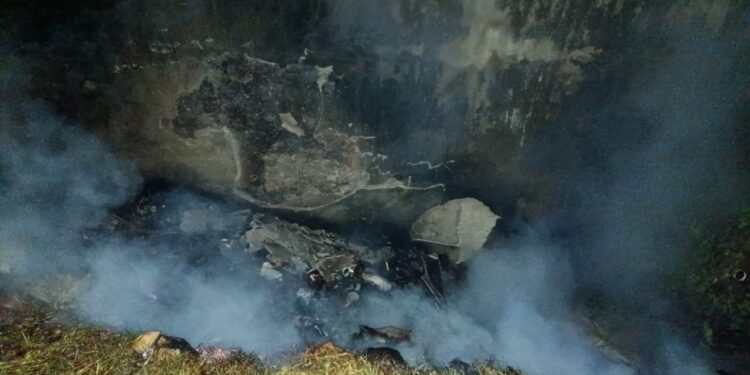 Bombeiros combatem incêndio em área com descarte irregular de lixo no bairro Rosário em Formiga