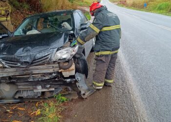 Vítimas sofrem ferimentos leves após acidente na BR-494