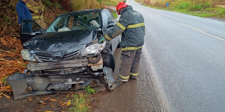 Vítimas sofrem ferimentos leves após acidente na BR-494