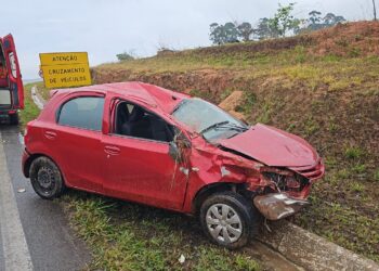 Carro capota após colidir com barranco na MG-050 em Pedra do Indaiá