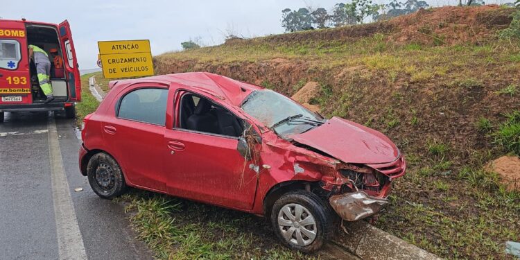 Carro capota após colidir com barranco na MG-050 em Pedra do Indaiá