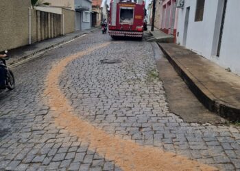 Corpo de Bombeiros contém risco de derrapagem causado por óleo na rua Dr.Teixeira Soares em Formiga