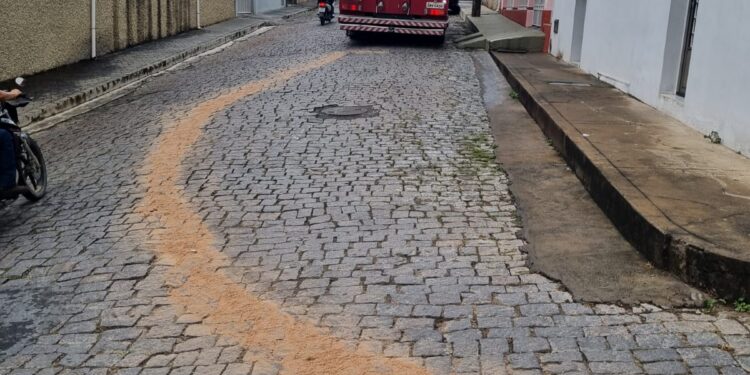 Corpo de Bombeiros contém risco de derrapagem causado por óleo na rua Dr.Teixeira Soares em Formiga