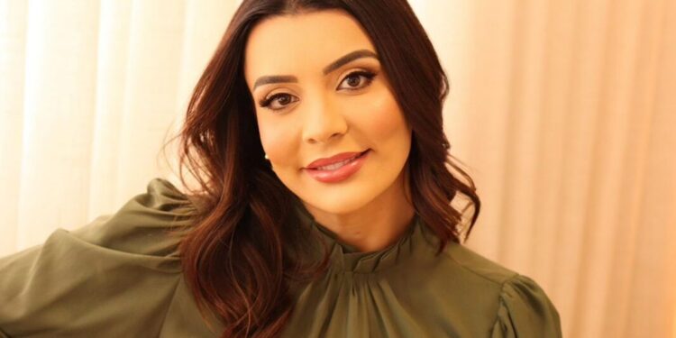 Nutricionista Melina Morais é reconhecida com o Prêmio Mérito Lojista 2025