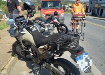 Condutor de carro foge após arrastar motociclista por 15 metros em acidente na Avenida Brasil