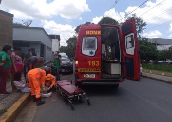 Mulher fica ferida após colidir bicicleta elétrica em carro estacionado na rua João Domingos da Fonseca em Formiga