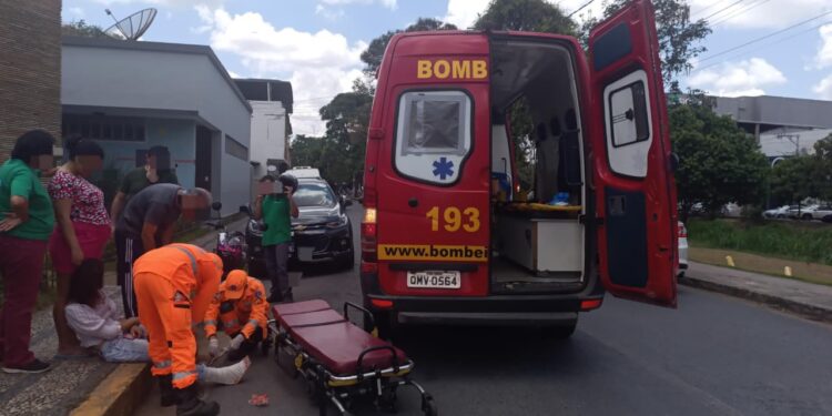 Mulher fica ferida após colidir bicicleta elétrica em carro estacionado na rua João Domingos da Fonseca em Formiga