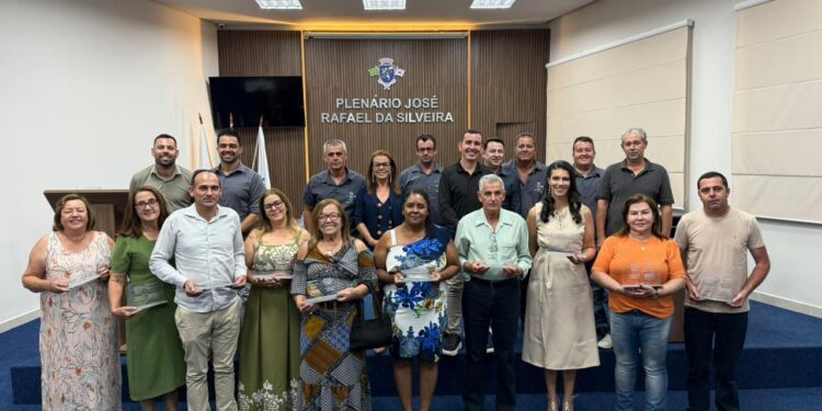 Câmara de Córrego Fundo homenageia educadores com a ‘Comenda Professor José Itamar da Silveira’