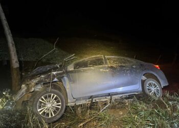 Casal fica ferido após carro atropelar cavalo na BR-354 em Iguatama
