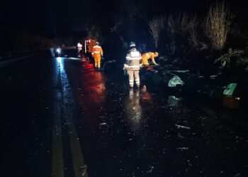 Motorista escapa ileso após caminhão tombar na BR-354 em Formiga