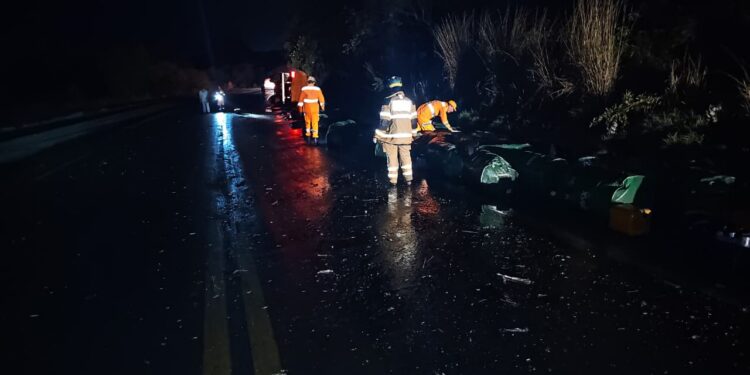 Motorista escapa ileso após caminhão tombar na BR-354 em Formiga