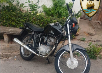 Formiga: PM apreende drogas, recupera moto furtada e prende mulher; homem segue foragido