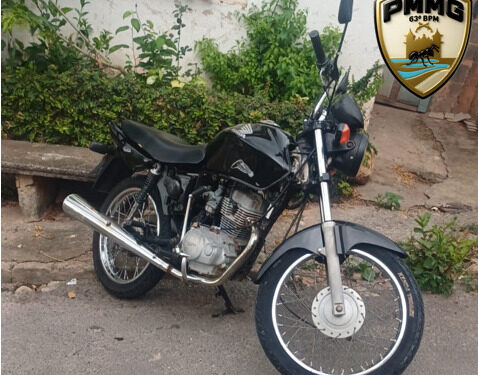 Formiga: PM apreende drogas, recupera moto furtada e prende mulher; homem segue foragido