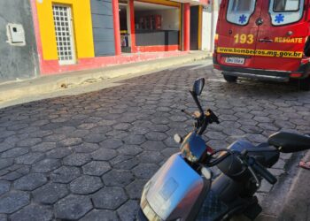 Mulher fica ferida após capacete se soltar em queda de bicicleta elétrica em Formiga