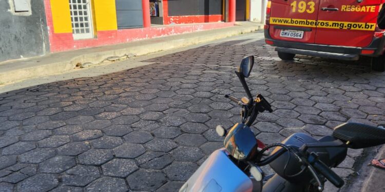 Mulher fica ferida após capacete se soltar em queda de bicicleta elétrica em Formiga