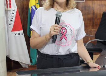 Palestra emociona e inspira: Servidora Simone Cotrim usa a Tribuna da Câmara para falar sobre prevenção e fé no Outubro Rosa