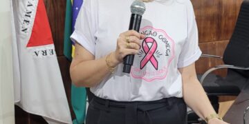 Palestra emociona e inspira: Servidora Simone Cotrim usa a Tribuna da Câmara para falar sobre prevenção e fé no Outubro Rosa