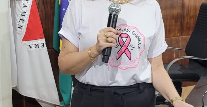 Palestra emociona e inspira: Servidora Simone Cotrim usa a Tribuna da Câmara para falar sobre prevenção e fé no Outubro Rosa