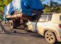 Formiga: condutor fica ferido após bater carro na traseira de caminhão estacionado na Av. Juca Almeida