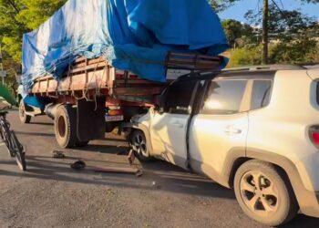 Formiga: condutor fica ferido após bater carro na traseira de caminhão estacionado na Av. Juca Almeida