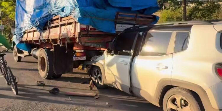 Formiga: condutor fica ferido após bater carro na traseira de caminhão estacionado na Av. Juca Almeida