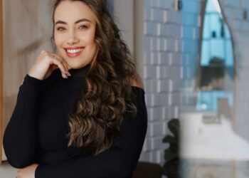 Karine Portela é homenageada com o Prêmio Mérito Lojista 2025 por sua excelência como designer de unhas