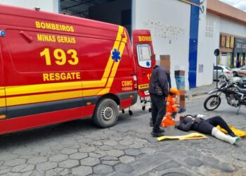 Mulher cai de moto após tentativa de ultrapassagem na rua Dr. Teixeira Soares em Formiga