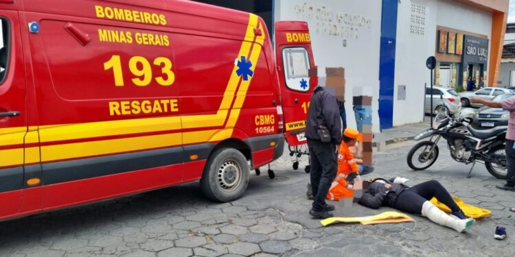 Mulher cai de moto após tentativa de ultrapassagem na rua Dr. Teixeira Soares em Formiga