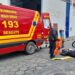 Mulher cai de moto após tentativa de ultrapassagem na rua Dr. Teixeira Soares em Formiga