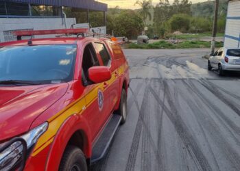 Formiga: óleo na pista provoca risco a motoristas e pedestres; bombeiros utilizam serragem para conter perigo