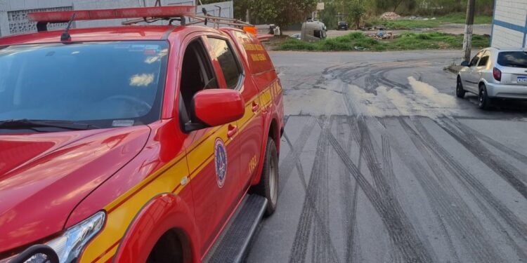 Formiga: óleo na pista provoca risco a motoristas e pedestres; bombeiros utilizam serragem para conter perigo