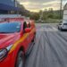 Formiga: óleo na pista provoca risco a motoristas e pedestres; bombeiros utilizam serragem para conter perigo