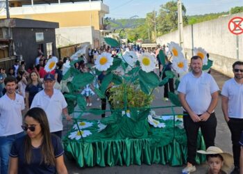 Rotary Clube distribui mudas durante desfile cívico dos 30 anos de Córrego Fundo