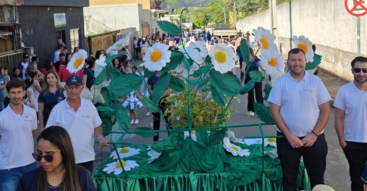 Rotary Clube distribui mudas durante desfile cívico dos 30 anos de Córrego Fundo