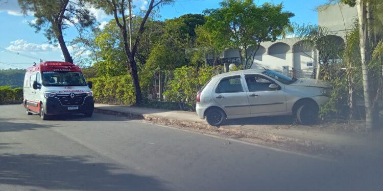 Motorista bate em ambulância do SAMU, tenta fugir e destrói muro em Formiga