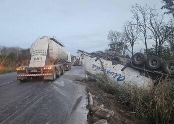 Carreta com 31 toneladas de pó calcário tomba às margens da BR-354 em Formiga