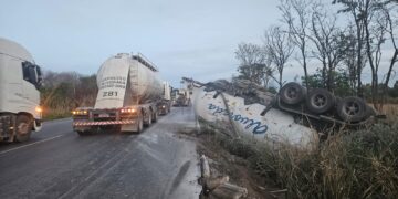 Carreta com 31 toneladas de pó calcário tomba às margens da BR-354 em Formiga