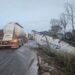 Carreta com 31 toneladas de pó calcário tomba às margens da BR-354 em Formiga
