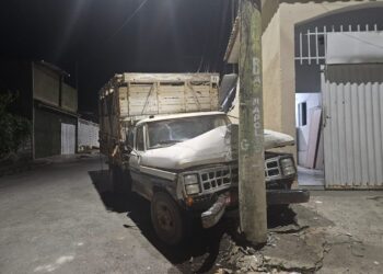Caminhão desgovernado atinge poste de energia no bairro Vila José Branco em Formiga