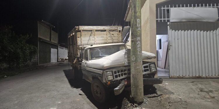 Caminhão desgovernado atinge poste de energia no bairro Vila José Branco em Formiga